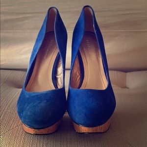 BCBG blue pumps